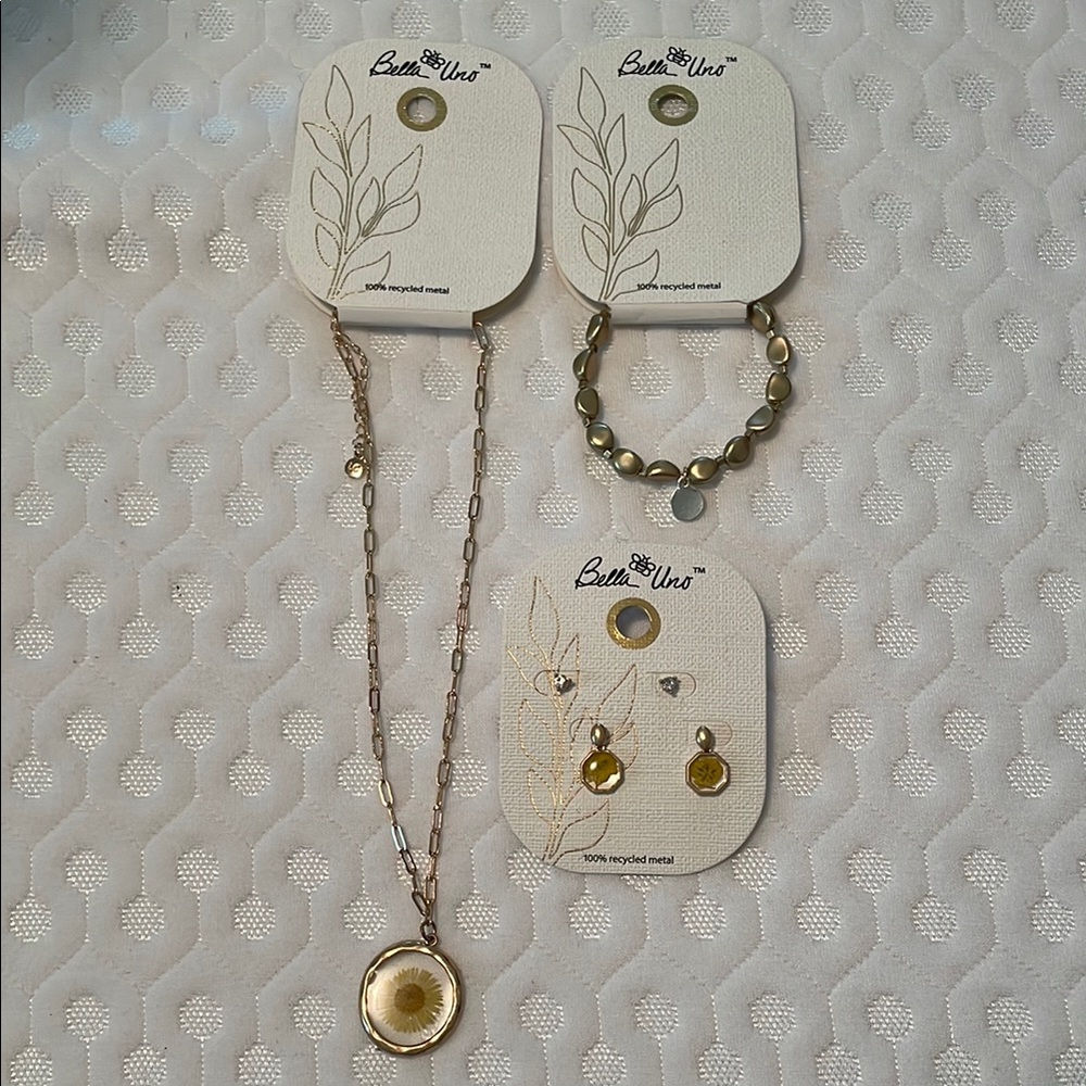 Bella Uno Gold Flower Jewelry Set